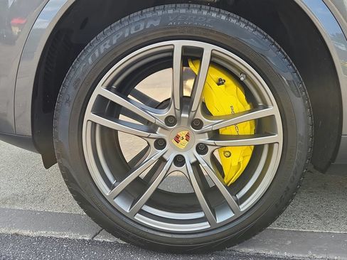 Certified 2023 Porsche Cayenne Turbo AWD/4WD image 24