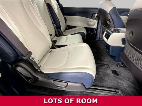 Used 2025 Kia Carnival EX FWD image 22