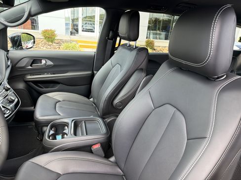 New 2027 Chrysler Pacifica Select FWD image 16