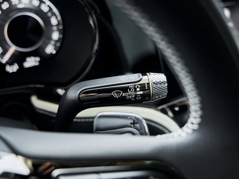 Used 2025 Bentley Flying Spur Plug-In Hybrid image 69