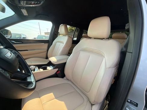 Used 2025 Jeep Grand Cherokee Limited AWD/4WD image 19