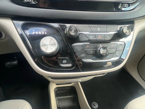 Used 2017 Chrysler Pacifica LX image 20