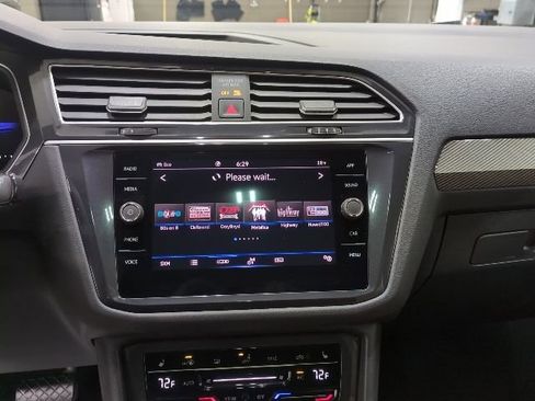 Used 2024 Volkswagen Tiguan SE w/ Panoramic Sunroof Package image 10