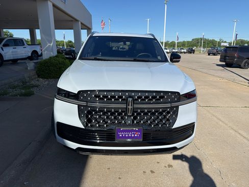 Used 2025 Lincoln Navigator Black Label AWD/4WD image 2
