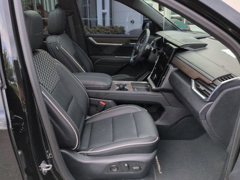 Used 2025 GMC Acadia Denali AWD/4WD image 31
