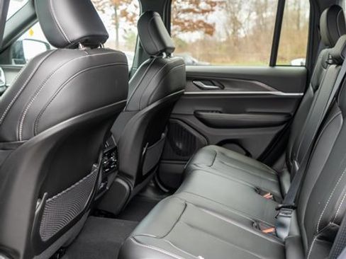 New 2025 Jeep Grand Cherokee Limited image 10