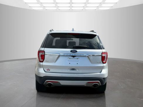 Used 2017 Ford Explorer XLT w/ Equipment Group 202A image 4
