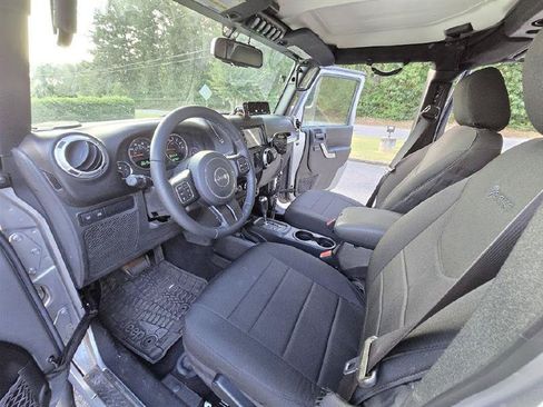 Used 2016 Jeep Wrangler Unlimited Rubicon w/ Connectivity Group AWD/4WD image 24