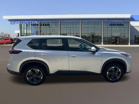 Used 2024 Nissan Rogue SV AWD/4WD image 5