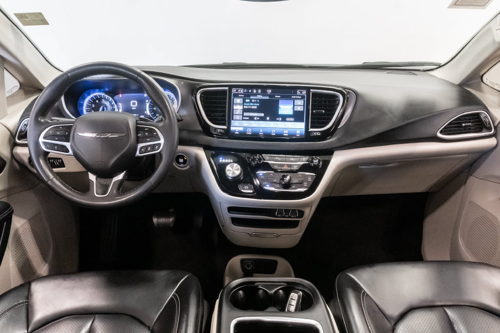 Used 2023 Chrysler Pacifica Touring-L FWD image 25