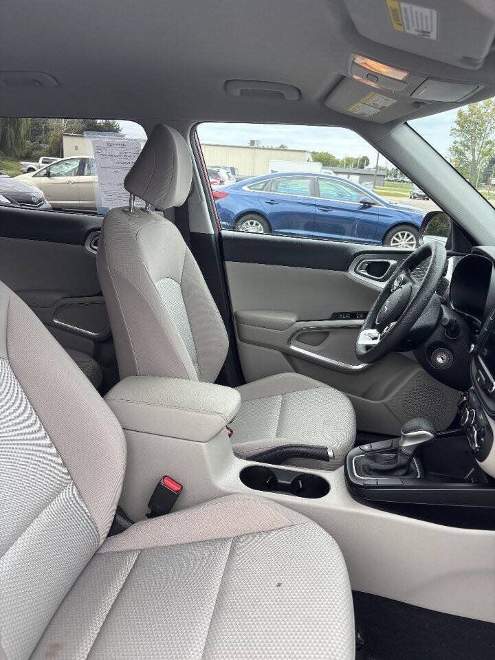 Used 2024 Kia Soul LX FWD image 5