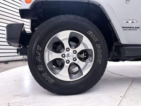 Used 2017 Jeep Wrangler Unlimited Sahara w/ Max Tow Package AWD/4WD image 12