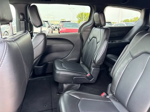 Used 2025 Chrysler Pacifica Select FWD image 13