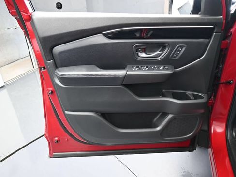 Used 2025 Honda Pilot Touring image 14