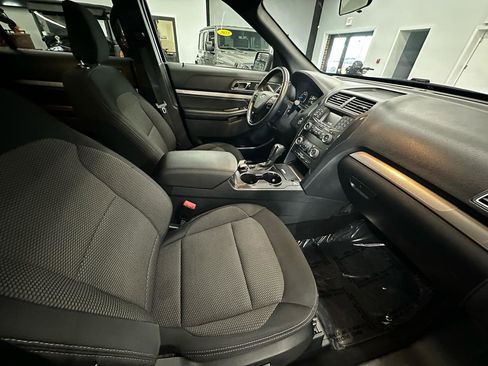 Used 2019 Ford Explorer XLT FWD image 16