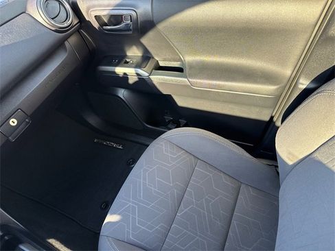 Used 2018 Toyota Tacoma TRD Sport w/ Technology Package image 15