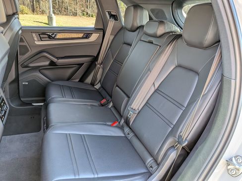Certified 2025 Porsche Cayenne Coupe AWD/4WD image 32