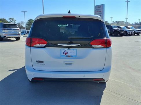 New 2026 Chrysler Voyager LX image 6