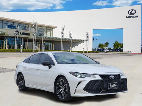 Used 2020 Toyota Avalon XSE image 2