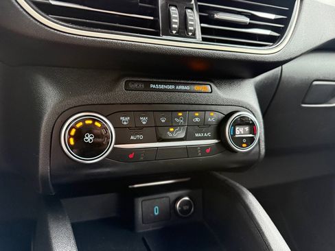 Used 2020 Ford Escape SE image 25