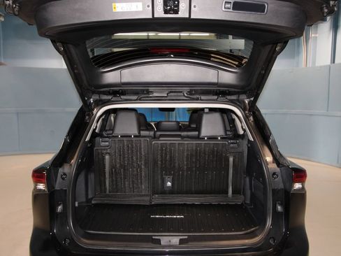 Used 2025 Toyota Highlander XLE AWD/4WD image 42