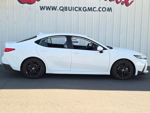 Used 2025 Toyota Camry SE w/ Convenience Package image 9