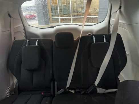 Used 2022 Chrysler Voyager LX image 16