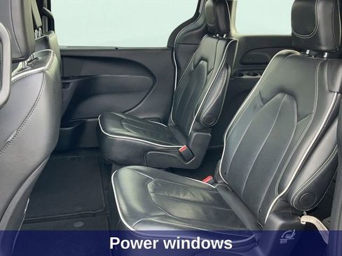 Used 2025 Chrysler Pacifica Limited image 18