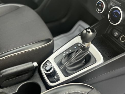 Used 2023 Hyundai Venue Limited image 7