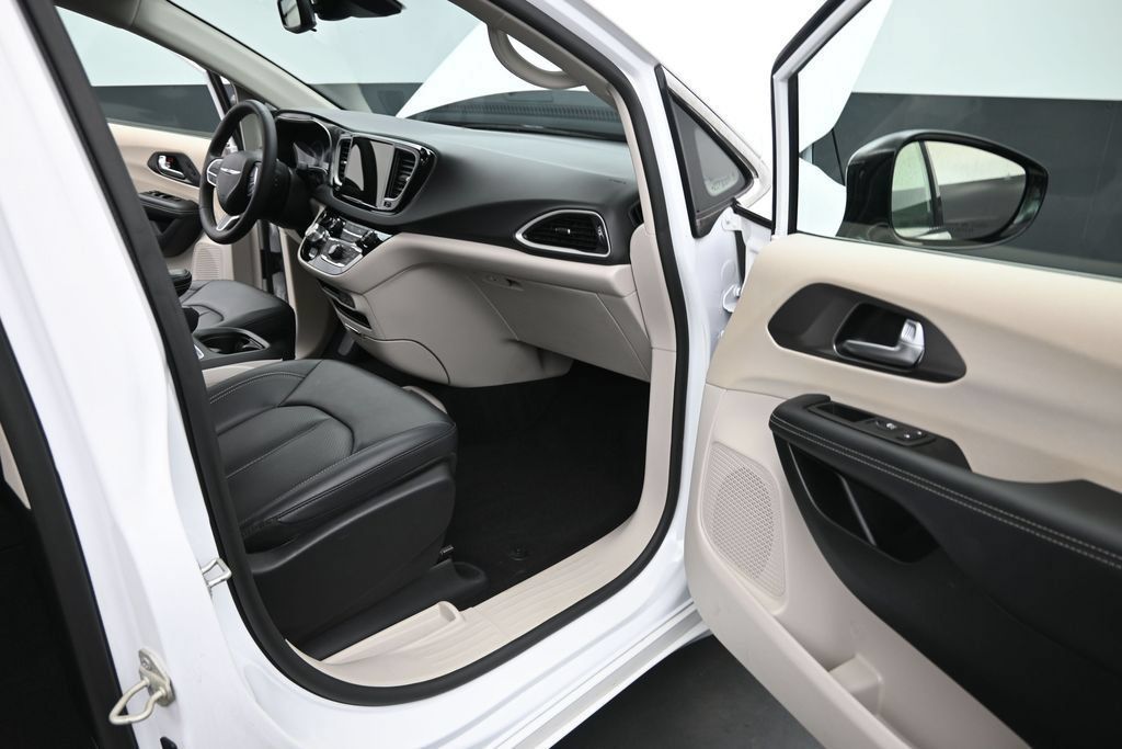 Used 2024 Chrysler Pacifica Touring-L FWD image 20