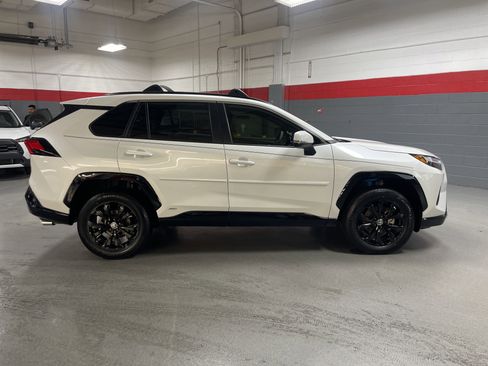 Used 2025 Toyota RAV4 SE image 11