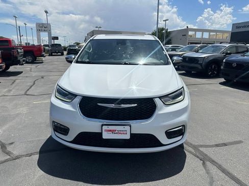 Used 2023 Chrysler Pacifica Limited FWD image 4