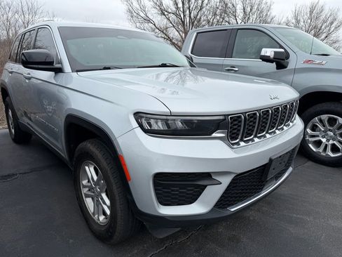 Used 2023 Jeep Grand Cherokee Laredo image 4