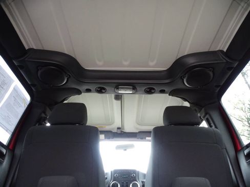 Used 2011 Jeep Wrangler Unlimited Sahara w/ Connectivity Group AWD/4WD image 31