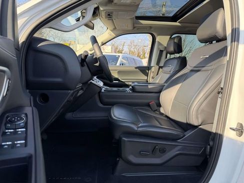 Used 2025 Ford Expedition Platinum image 11
