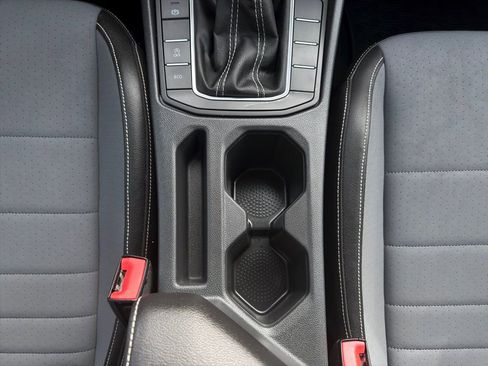 Used 2025 Volkswagen Jetta SE image 2