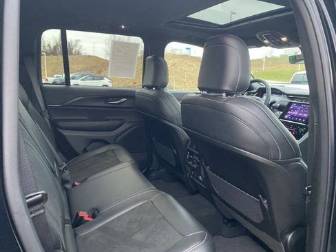 Used 2025 Jeep Grand Cherokee Altitude image 13