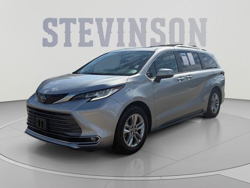 Used 2021 Toyota Sienna Limited AWD/4WD image 1