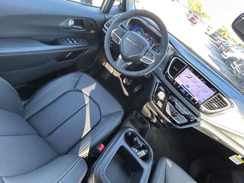 New 2026 Chrysler Pacifica Select image 9