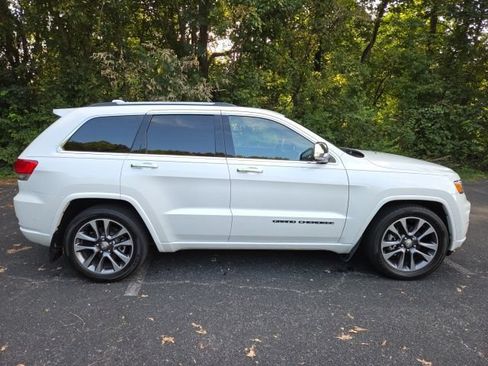 Used 2017 Jeep Grand Cherokee Overland w/ Jeep Active Safety Group AWD/4WD image 5