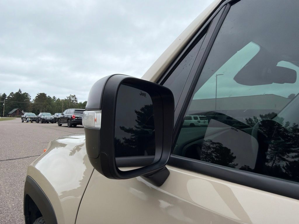 Used 2017 Jeep Renegade Trailhawk AWD/4WD image 14
