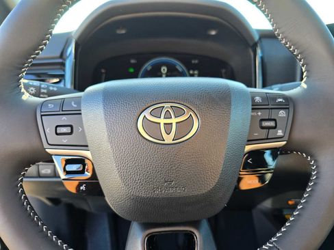 Used 2025 Toyota Camry SE image 25