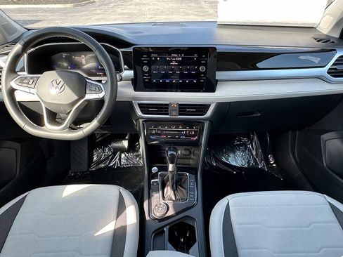 New 2025 Volkswagen Taos SE image 9
