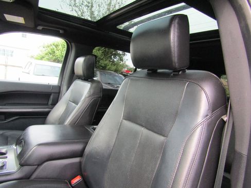 Used 2018 Ford Expedition XLT w/ Equipment Group 202A AWD/4WD image 21