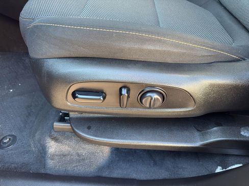 Used 2021 Chevrolet Traverse LT image 15