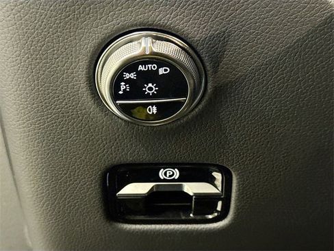 Used 2025 Mercedes-Benz GLC 350e 4MATIC w/ Advanced USB Package image 10