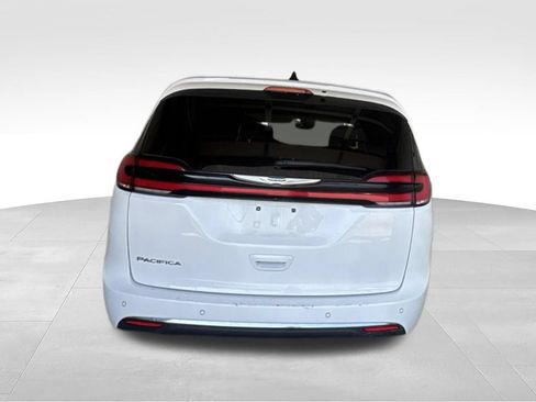 Used 2025 Chrysler Pacifica Select FWD image 5