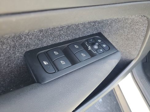 Used 2022 Volvo XC40 T5 Momentum image 9