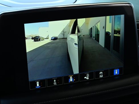 Used 2022 GMC Yukon XL AT4 image 30