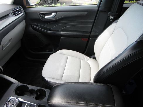 Certified 2025 Ford Escape SE FWD image 23